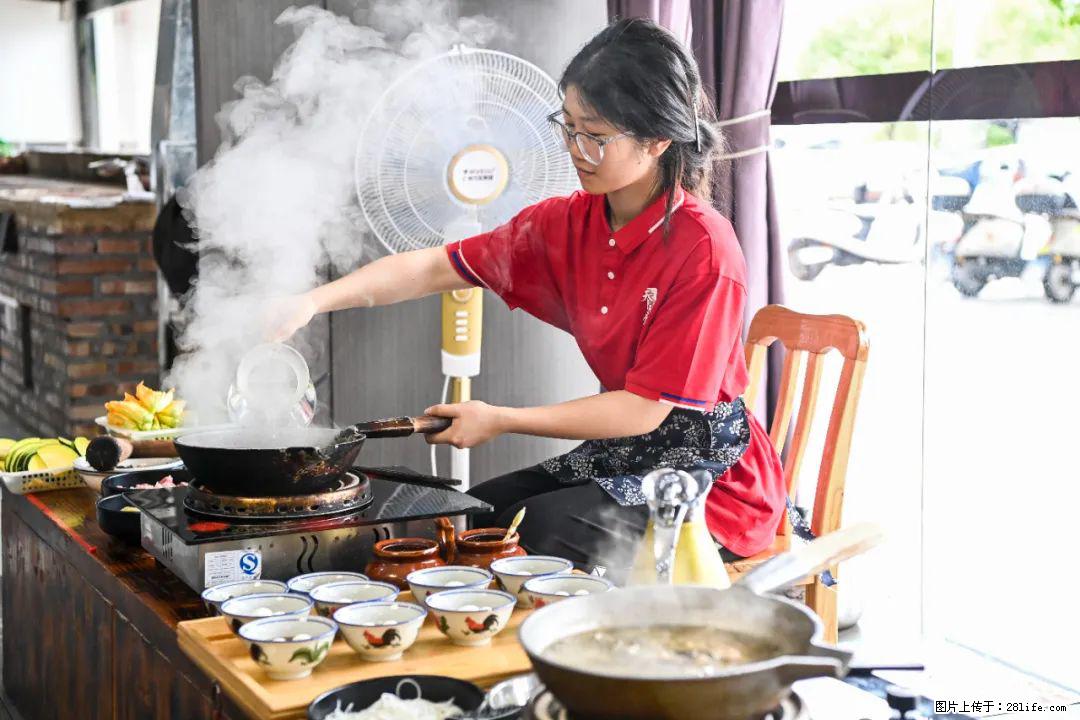 全网追的“扁担女孩”,找了一份暑假工,时薪12元 - 鸡西生活资讯 - 鸡西28生活网 jixi.28life.com